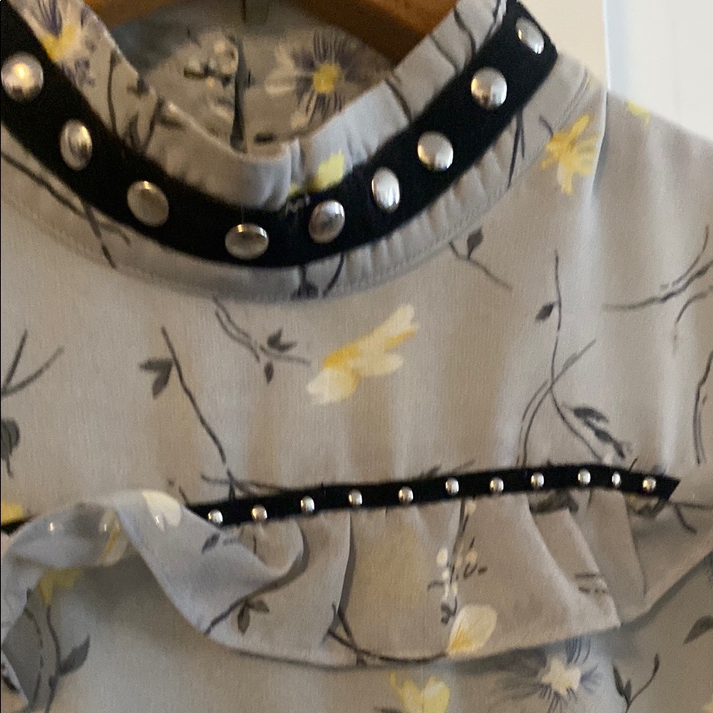 Floral Ruffle Gray Top - Picture 4 of 10